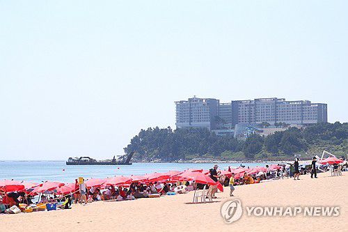 본격적인 여름 피서철…북적이는 해변(속초=연합뉴스) 류호준 기자 = 5일 강원 속초 해수욕장이 피서객들로 북적이고 있다. 2025.7.5 ryu@yna.co.kr