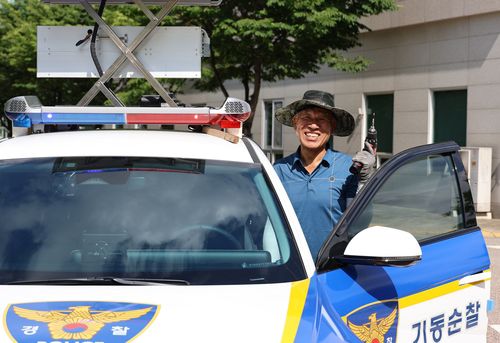 순찰차 앞에서 기념사진[이성민 촬영]