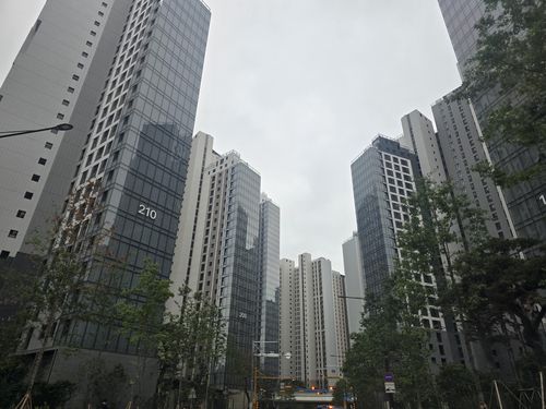 지난달 말부터 입주가 시작된 서울 서초구 잠원동 메이플자이 단지 모습. [촬영 서미숙 기자. 재판매 및 DB 금지]