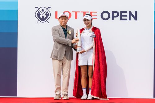 신동빈 롯데 회장, 롯데 오픈 박혜준 선수에게 우승 트로피[롯데그룹 제공. 재판매 및 DB금지]