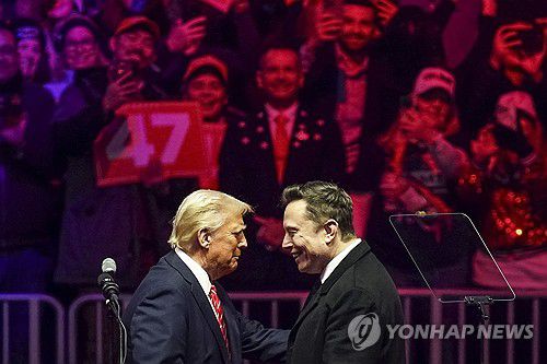 2025년 1월 도널드 트럼프 미국 대통령 당선인(왼쪽)과 일론 머스크 테슬라 최고경영자(오른쪽)가 대통령 취임식을 앞두고 얼굴을 마주한 모[EPA 연합뉴스 자료사진. 재판매 및 DB 금지]