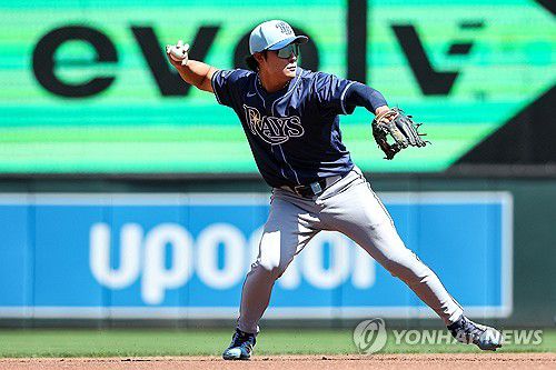 11개월 만에 MLB 복귀한 김하성(미니애폴리스 Imagn Images=연합뉴스) 탬파베이 김하성이 5일(한국시간) 미국 미네소타주 미니애폴리스 타깃필드에서 열린 미네소타와 방문 경기에 유격수로 선발 출전해 송구하고 있다.