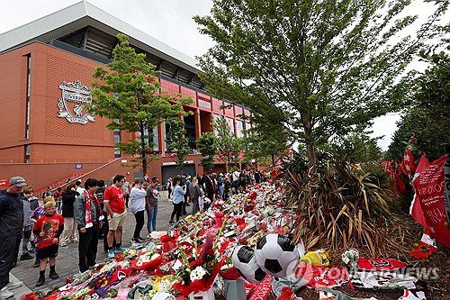 리버풀의 홈구장인 안필드에 마련된 추모 공간[로이터=연합뉴스]