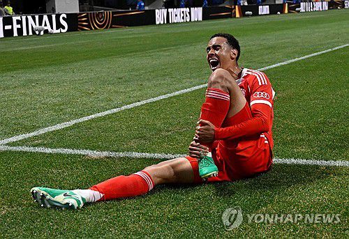 골키퍼와 충돌해 왼발 발목이 꺾여 고통을 호소하는 바이에른 뮌헨의 자말 무시알라.[로이터=연합뉴스]