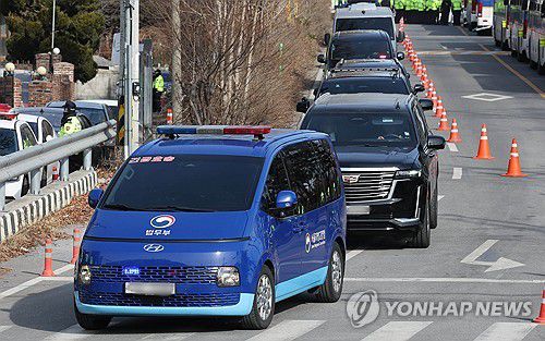 윤석열 대통령, 구속심사 위해 서울구치소 출발(의왕=연합뉴스) 홍기원 기자 = 내란 우두머리 혐의로 체포된 윤석열 대통령이 탄 차량 행렬이 구속 전 피의자심문(영장실질심사)을 받기 위해 18일 경기도 의왕시 서울구치소에서 나와 서울서부지법으로 향하고 있다. 2025.1.18  [공동취재] xanadu@yna.co.kr
