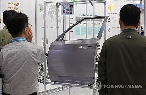 2025 자동차부품산업 ESG·탄소중립 박람회(서울=연합뉴스) 김성민 기자 = 24일 서울 서초구 aT센터에서 열린 2025 자동차부품산업 ESG·탄소중립 박람회에서 관람객들이 전시장을 둘러보고 있다. 2025.4.24 ksm7976@yna.co.kr