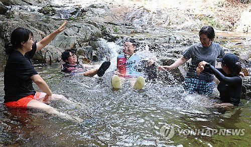 연일 폭염…계곡에서[연합뉴스 자료사진]