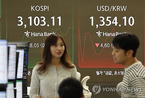 코스피 3,100 넘어 상승 출발(서울=연합뉴스) 서명곤 기자 = 코스피가 상승 출발한 3일 서울 중구 하나은행 딜링룸에서 딜러들이 대화하고 있다. 2025.7.3 seephoto@yna.co.kr