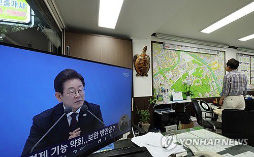 부동산중개업소에 방송되는 이재명 대통령 기자회견(서울=연합뉴스) 이진욱 기자 = 3일 서울 강남구 한 부동산중개업소에서 이재명 대통령의 첫 기자회견 방송이 나오고 있다. 2025.7.3 cityboy@yna.co.kr