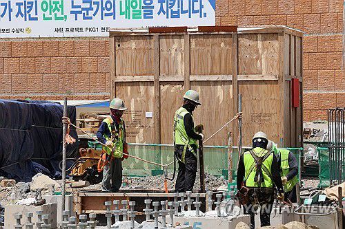 폭염 속 건설현장(울산=연합뉴스) 장지현 기자 = 폭염특보 일주일째인 3일 울산 울주군 온산읍 에쓰오일 샤힌프로젝트 건설 현장에서 근로자들이 작업하고 있다. 이날 울산에는 폭염 영향예보 '경고' 단계가 발령됐다. 2025.7.3 jjang23@yna.co.kr