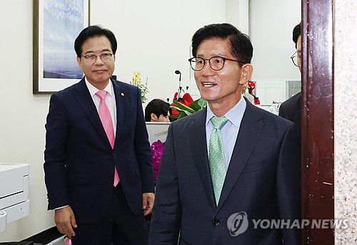 송언석 비대위원장 겸 원내대표 만난 김문수 전 대선 후보(서울=연합뉴스) 김주형 기자 = 국민의힘 김문수 전 대선 후보(오른쪽)가 지난 4일 국회를 방문, 송언석 비상대책위원장 겸 원내대표와 만난 뒤 나오고 있다. 2025.7.4 kjhpress@yna.co.kr