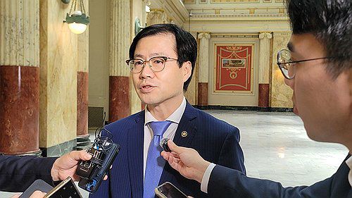 워싱턴 방문한 여한구 통상교섭본부장(워싱턴=연합뉴스) 조준형 특파원 = 한미 무역협상을 위해 미국을 방문한 여한구 산업통상자원부 통상교섭본부장이 5일(현지시간) 워싱턴 DC 유니언역에서 한국 특파원단과 약식 인터뷰하고 있다. 2025.7.6 jhcho@yna.co.kr jhcho@yna.co.kr