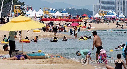 경포해수욕장 찾은 피서객(강릉=연합뉴스) 유형재 기자 = 강원 강릉지역에 폭염경보와 7일째 열대야가 이어진 6일 경포해수욕장에서 피서객들이 무더위를 식히고 있다. 2025.7.6 yoo21@yna.co.kr