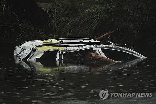 텍사스주에서 홍수로 물에 잠긴 차량[EPA=연합뉴스]