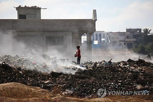 이스라엘 공습으로 폐허가 된 가자지구의 팔레스타인 소년[AFP 연합뉴스 재판매 및 DB 금지]