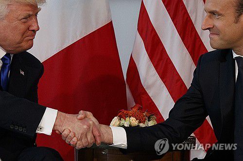 2017년 트럼프와 마크롱의 강렬한 악수 인사[AP=연합뉴스 자료사진. 재판매 및 DB 금지]