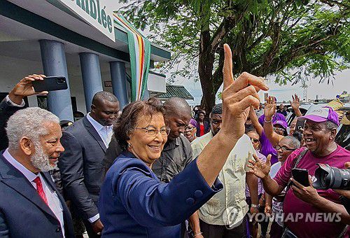 6일(현지시간) 지지자에게 인사하는 예니퍼 헤이링스 시몬스 수리남 대통령 당선인[파라마리보 AP=연합뉴스. 재판매 및 DB 금지]