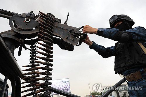 기관총 조작하는 후티반군 병사(사나<예멘> EPA=연합뉴스 자료사진) 2025년 7월 4일 예멘 사나에서 반(反)이스라엘 집회 경비를 맡은 후티반군 병사가 기관총을 조작하고 있다. (EPA/YAHYA ARHAB) 2025.7.4.