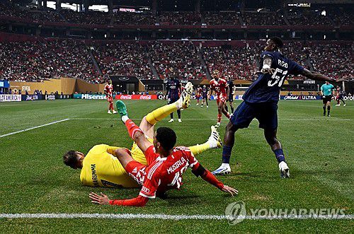PSG 골키퍼와 충돌하는 뮌헨의 자말 무시알라(가운데)[로이터=연합뉴스]