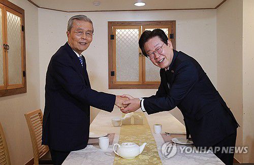 악수하는 이재명 대표와 김종인 전 위원장(서울=연합뉴스) 더불어민주당 이재명 대표(오른쪽)와 김종인 전 국민의힘 비상대책위원장이 12일 서울 종로구 광화문의 한 식당에서 회동, 악수하고 있다. 2024.9.12 [국회사진기자단] photo@yna.co.kr