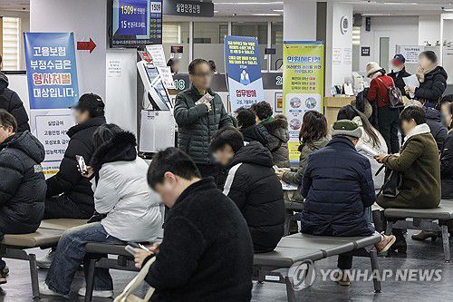 서울의 한 고용복지플러스센터에서 실업급여 인정 위해 상담대기중인 시민[연합뉴스 자료사진]