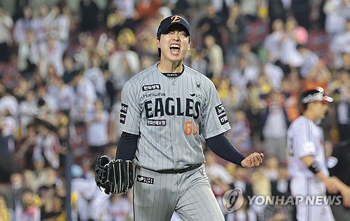 한화 조동욱 '이겼다!'(서울=연합뉴스) 김인철 기자 = 28일 서울 송파구 잠실야구장에서 열린 2025 프로야구 KBO리그 한화 이글스와 LG 트윈스의 경기. 연장 11회말 2사 만루 상황 LG 함창건을 삼진 아웃으로 처리하며 경기를 끝낸 한화 조동욱이 환호하고 있다. 2025.5.28 yatoya@yna.co.kr