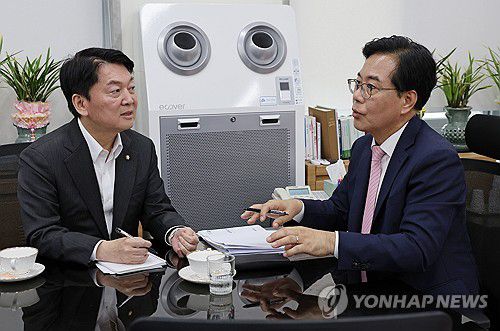 송언석 비상대책위원장 만난 안철수 의원(서울=연합뉴스) 박동주 기자 = 국민의힘 송언석 비상대책위원장 겸 원내대표(오른쪽)와 국민의힘 혁신위원장으로 내정된 안철수 의원이 2일 오후 국회 본청 원내 대표실에서 만나 대화하고 있다. 2025.7.2 [공동취재] pdj6635@yna.co.kr