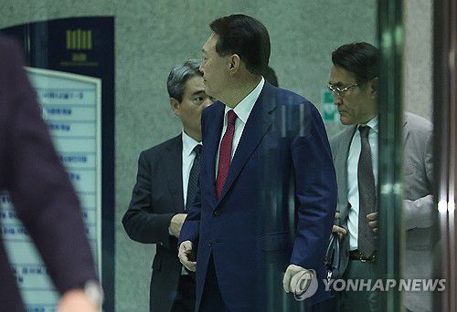 조사 후 고검 나서는 윤석열 전 대통령(서울=연합뉴스) 김성민 기자 = 윤석열 전 대통령이 5일 내란 특검 2차 조사를 마치고 조은석 특별검사팀 사무실이 있는 서울 서초구 서울고검을 나서고 있다. 2025.7.6 ksm7976@yna.co.kr