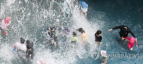 폭염엔 물놀이[연합뉴스 자료사진]