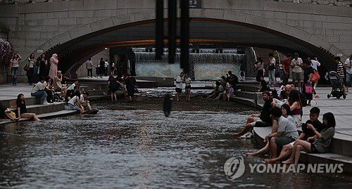 무더위 피해 청계천으로(서울=연합뉴스) 김인철 기자 = 무더운 날씨의 폭염이 계속되고 있는 6일 저녁 서울 청계천에서 시민들이 더위를 피하고 있다. 2025.7.6 yatoya@yna.co.kr