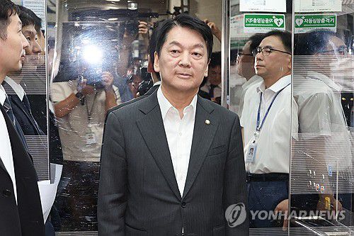 혁신위 거부한 안철수 의원(서울=연합뉴스) 김주성 기자 = 국민의힘 혁신위원장을 맡은 안철수 의원이 7일 서울 여의도 국회 소통관에서 위원장을 사퇴하고 전당대회 출마 의사를 밝히는 기자회견을 한 뒤 승강기를 타고서 회견장을 떠나고 있다. 2025.7.7 utzza@yna.co.kr