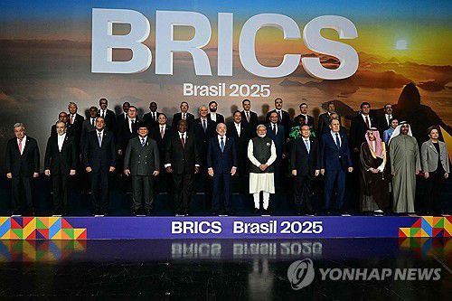 2025 브릭스 정상회의(리두데자네이루 AFP=연합뉴스) 7일 브라질 리우데자네이루에서 열린 브릭스 정상회의에서 회원국, 파트너국, 대외 협력국 정상들이 기념사진을 촬영하고 있다. 2025.7.7. photo@yna.co.kr