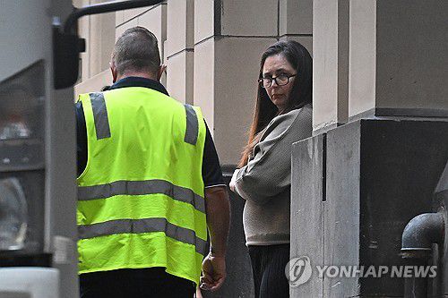 호주여성, 독버섯으로 시부모 등 3명 살해 유죄평결호주에서 독버섯이 든 요리를 먹여 시부모 등 3명을 살해한 혐의 유죄가 인정된 에린 패터슨의 모습. 2025.07.08 [EPA 연합뉴스 자료사진. 재판매 및 DB 금지]