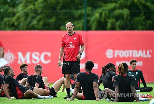 AC밀란 선수들과 훈련에 나선 마시밀리아노 알레그리 감독[로이터=연합뉴스]