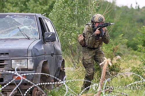 우크라 도네츠크에서 작전을 수행 중인 러시아 병사[타스=연합뉴스 자료사진. 재판매 및 DB 금지]