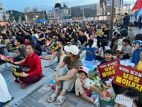 납 재활용 공장 반대 시위하는 영주시민들(영주=연합뉴스) 지난 26일 경북 영주역 앞에서 시민들이 납 재활용 공장 반대 시위를 열고 있다. 2025.6.27 [연합뉴스 독자 허희은씨 제공. 재판매 및 DB 금지] psik@yna.co.kr