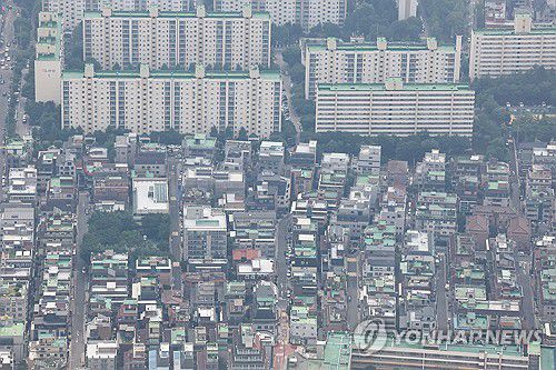 지역주택조합 30%는 분쟁 중…정부, 45년만에 제도 '대수술'(서울=연합뉴스) 서대연 기자 = 전세사기 사태 등으로 비아파트 공급 절벽이 심화하는 가운데 6일 서울 송파구 롯데월드타워 전망대 서울스카이에서 바라본 서울 시내 아파트 및 빌라단지의 모습. 2025.7.6 dwise@yna.co.kr