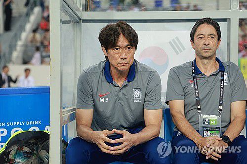 동아시안컵 첫 경기 앞둔 홍명보 감독(용인=연합뉴스) 신현우 기자 = 7일 경기도 용인미르스타디움에서 열린 2025년 동아시아축구연맹(EAFF) E-1 챔피언십(동아시안컵) 남자부 한국과 중국의 경기.     한국 홍명보 감독이 경기 시작을 기다리고 있다. 2025.7.7 nowwego@yna.co.kr