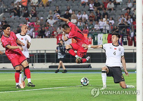 슛하는 문선민(용인=연합뉴스) 홍기원 기자 = 7일 경기도 용인미르스타디움에서 열린 2025년 동아시아축구연맹(EAFF) E-1 챔피언십(동아시안컵) 남자부 1차전 한국과 중국의 경기. 한국 문선민이 슛하고 있다. 2025.7.7 xanadu@yna.co.kr