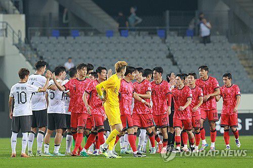 동아시안컵 첫 경기 승리한 태극전사들(용인=연합뉴스) 신현우 기자 = 7일 경기도 용인미르스타디움에서 열린 2025년 동아시아축구연맹(EAFF) E-1 챔피언십(동아시안컵) 남자부 한국과 중국의 경기.     한국 선수들이 3-0으로 승리한 뒤 중국 선수들과 인사하고 있다. 2025.7.7 nowwego@yna.co.kr