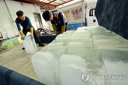 폭염 속 분주한 얼음공장(담양=연합뉴스) 김혜인 기자 = 연일 폭염 특보가 이어진 8일 오전 전남 담양군 봉산면 한 얼음공장에서 작업자들이 트럭에 얼음을 싣고 있다. 2025.7.8 in@yna.co.kr