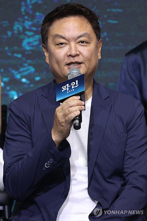 인사말하는 강윤성 감독(서울=연합뉴스) 강민지 기자 = 강윤성 감독이 8일 서울 영등포구 콘래드호텔에서 열린 디즈니+ 오리지널 시리즈 '파인: 촌뜨기들' 제작발표회에서 인사말을 하고 있다. 2025.7.8 mjkang@yna.co.kr