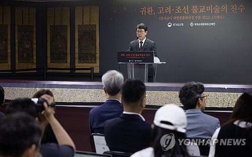 국가유산청, 일본서 환수한 고려 사경과 조선 불화 공개(서울=연합뉴스) 류효림 기자 = 최응천 국가유산청장이 8일 서울 종로구 국립고궁박물관에서 열린 '불교미술의 진수, 고려 사경과 조선 불화의 귀환' 일본 환수 문화재 언론 공개 행사에서 인사말을 하고 있다. 2025.7.8 ryousanta@yna.co.kr