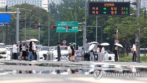 '서울 폭염 경보' 아지랑이 피어오르는 여의대로(서울=연합뉴스) 류영석 기자 = 8일 폭염 경보가 발효 중인 서울 여의도 여의대로에 아지랑이가 피어오르고 있다. 2025.7.8 ondol@yna.co.kr