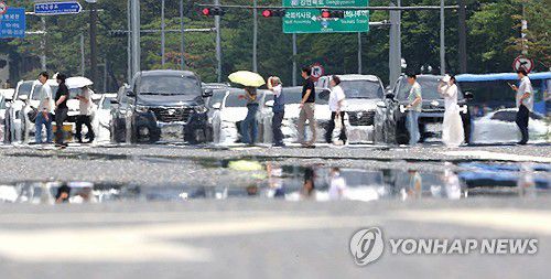 도로열에 피어오르는 아지랑이(서울=연합뉴스) 류영석 기자 = 8일 폭염 경보가 발효 중인 서울 여의도 여의대로에 아지랑이가 피어오르고 있다. 2025.7.8 ondol@yna.co.kr