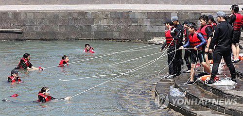 인명구조 연습하는 초등학생들(서귀포=연합뉴스) 김호천 기자 = 8일 오전 제주 서귀포시 법환어촌계 해녀체험장에서 강정초 학생들이 해군 기동함대사령부 해난구조대(SSU) 대원과 해녀들에게서 구명볼을 이용한 인명구조 방법을 교육받고 있다. 2025.7.8 khc@yna.co.kr