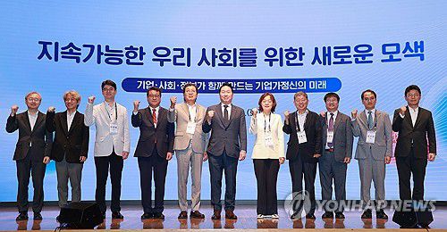 대한상의에서 열린 '지속가능한 우리 사회를 위한 새로운 모색' 토론회(서울=연합뉴스) 신현우 기자 = 최태원 대한상공회의소 회장이 8일 서울 중구 대한상의에서 열린 '지속가능한 우리 사회를 위한 새로운 모색'을 주제로 한 토론회에 참석해 기념 촬영하고 있다. 2025.7.8 nowwego@yna.co.kr