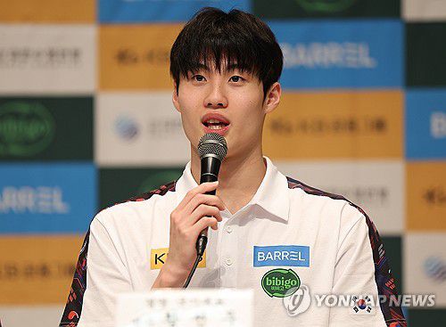 인터뷰하는 황선우(진천=연합뉴스) 김성민 기자 = 경영 국가대표 황선우가 8일 충북 진천 국가대표선수촌에서 인터뷰하고 있다. 2025.7.8 ksm7976@yna.co.kr