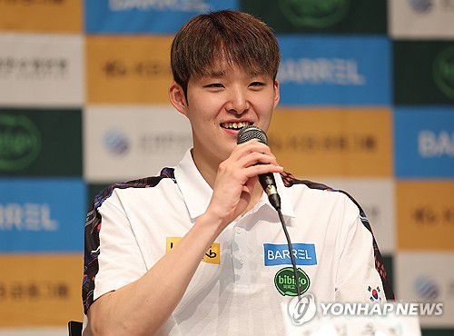 인터뷰하는 김우민(진천=연합뉴스) 김성민 기자 = 경영 국가대표 김우민이 8일 충북 진천 국가대표선수촌에서 인터뷰하고 있다. 2025.7.8 ksm7976@yna.co.kr