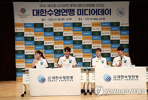 미소 보이는 경영 국가대표팀 선수들(진천=연합뉴스) 김성민 기자 = 경영 국가대표팀 선수들이 8일 충북 진천 국가대표선수촌에서 인터뷰하고 있다. 왼쪽부터 김승원, 김영범, 김우민, 황선우. 2025.7.8 ksm7976@yna.co.kr